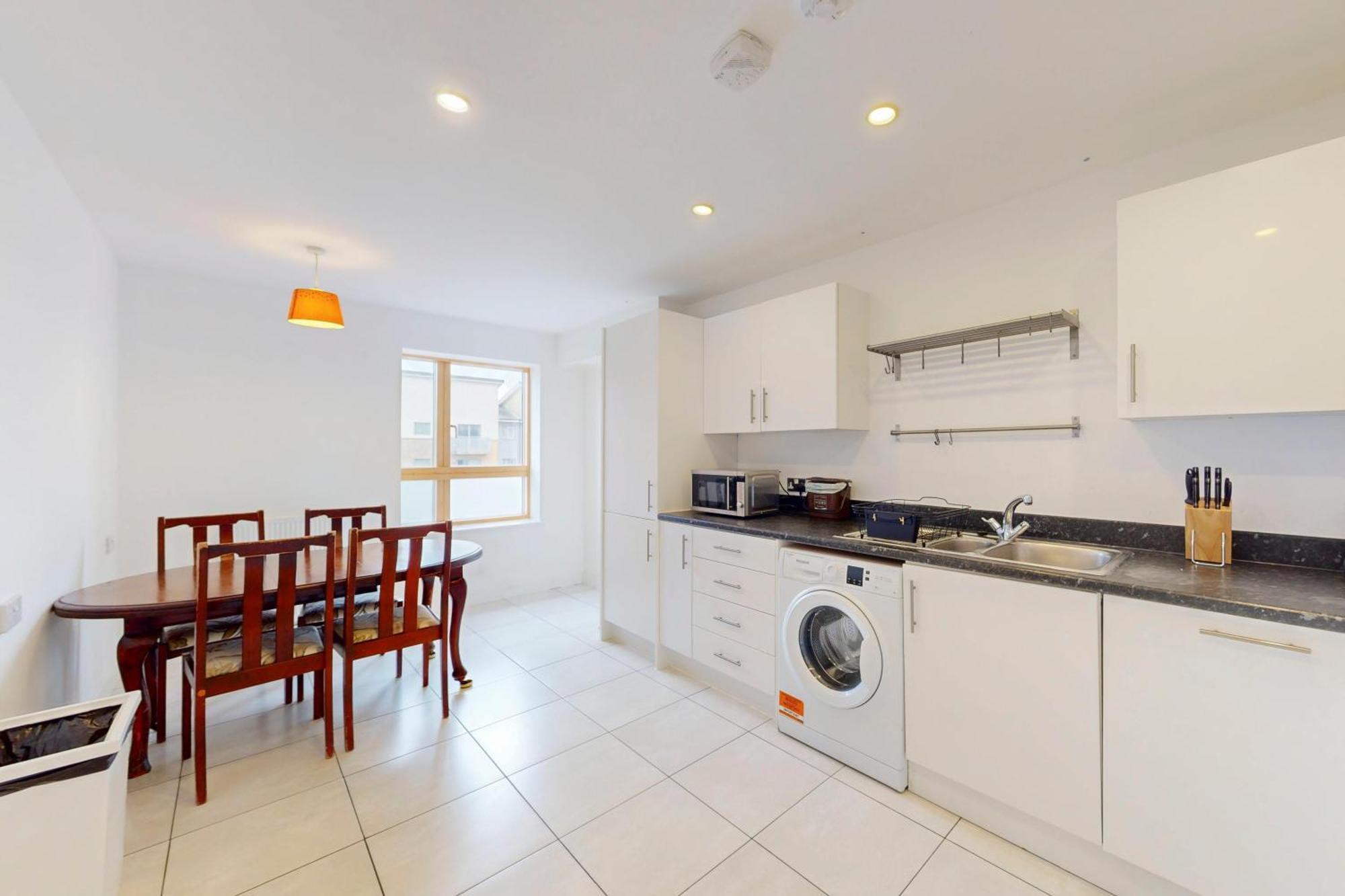 Spacious 3-bed With Balcony, 5-min Walk To Station Apartment *