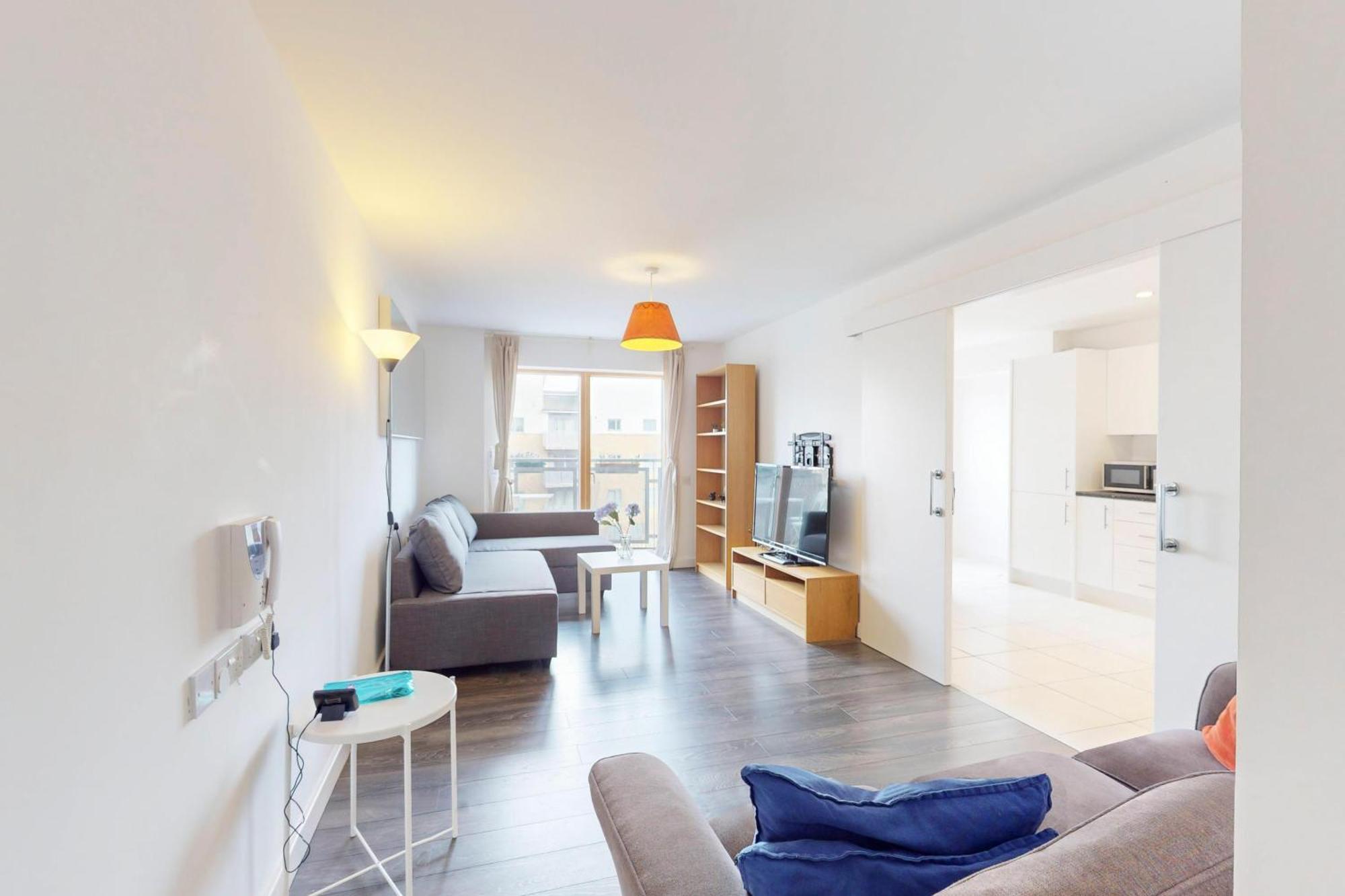 Spacious 3-bed With Balcony, 5-min Walk To Station Apartment *