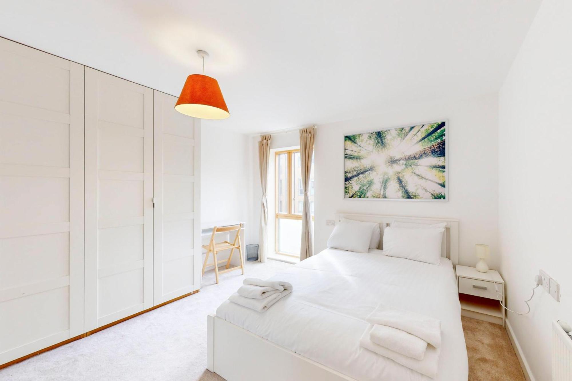 Spacious 3-bed With Balcony, 5-min Walk To Station Apartment *