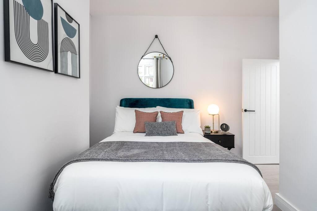3 Bed New House ! Perfect Location- 5 Minutes From Tube Station Apartamento Londres