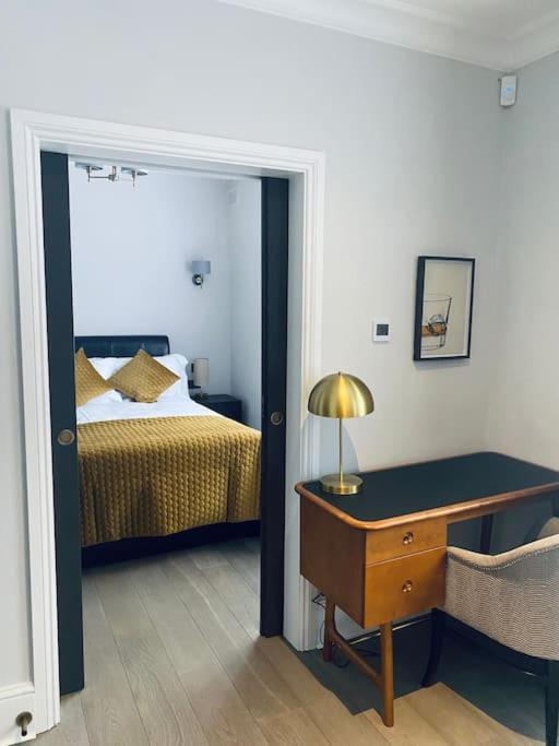 Amazing Newly Refurbished Mews House In W1 London