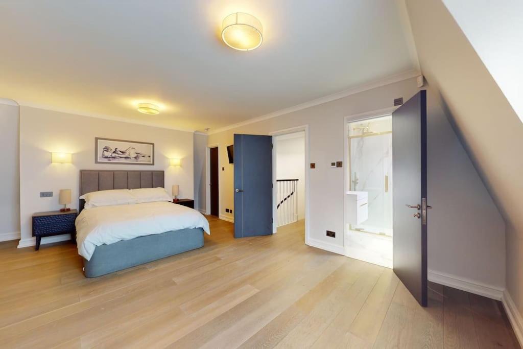 Amazing Newly Refurbished Mews House In W1 * London