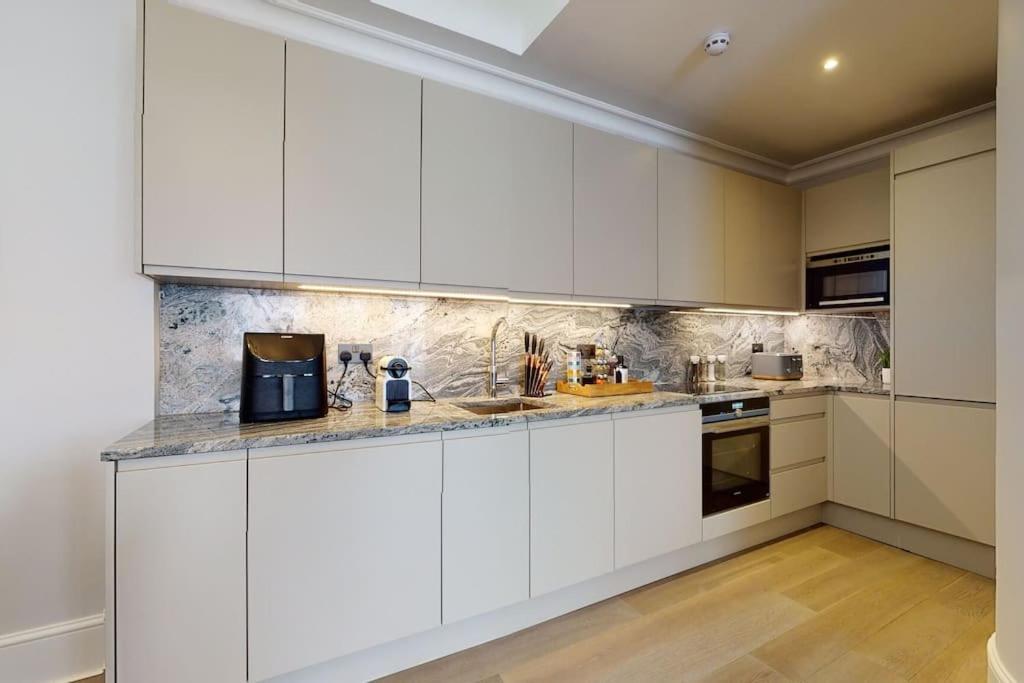 Amazing Newly Refurbished Mews House In W1 Apartment