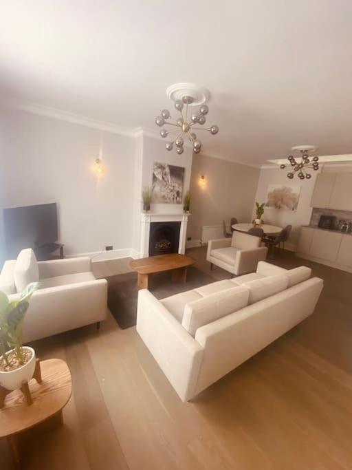 Amazing Newly Refurbished Mews House In W1 London