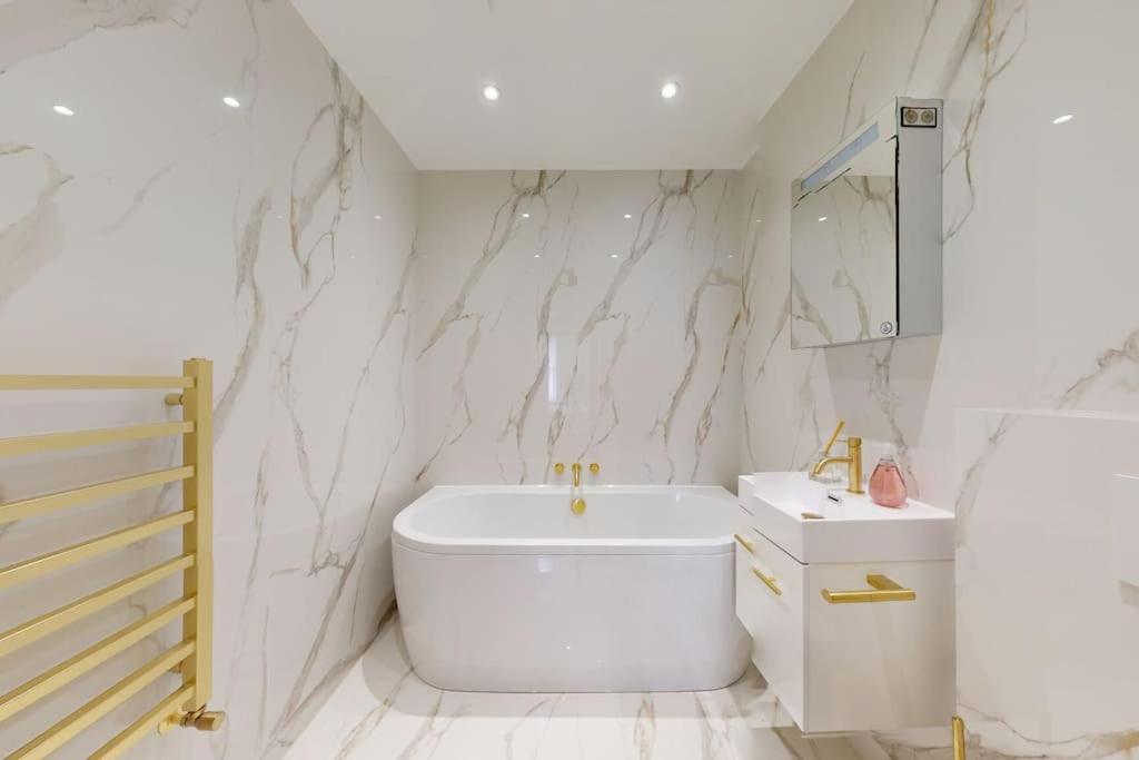 Amazing Newly Refurbished Mews House In W1 London