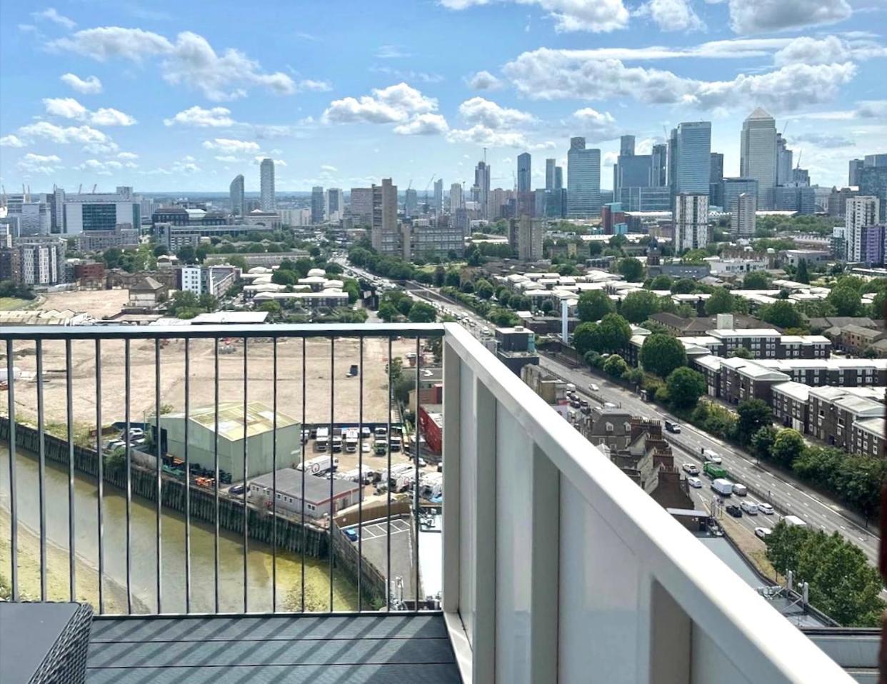 Stunning With And River Views Apartment *