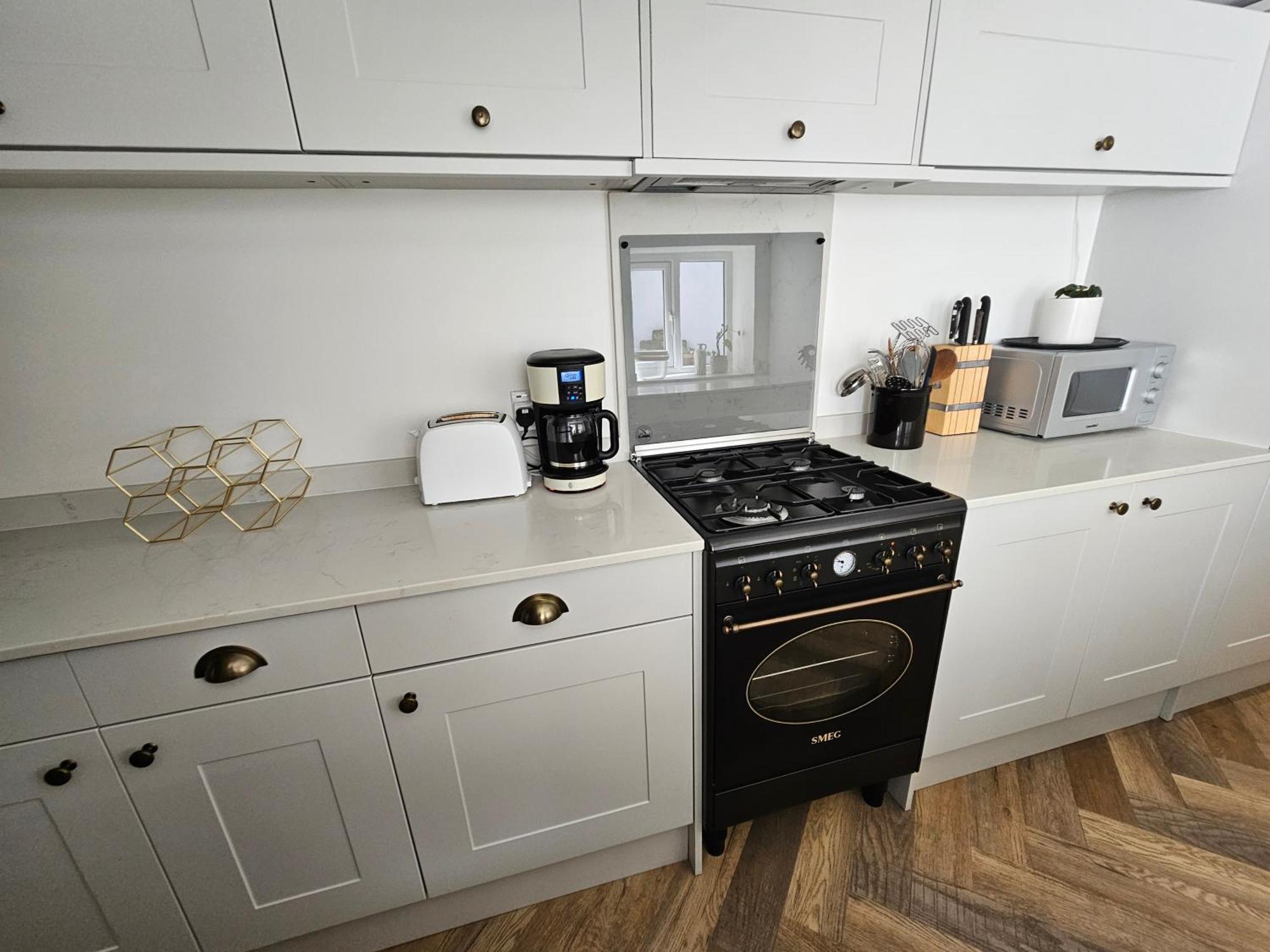 Spacious & Renovated 1-Bed Garden Flat In London Apartment London