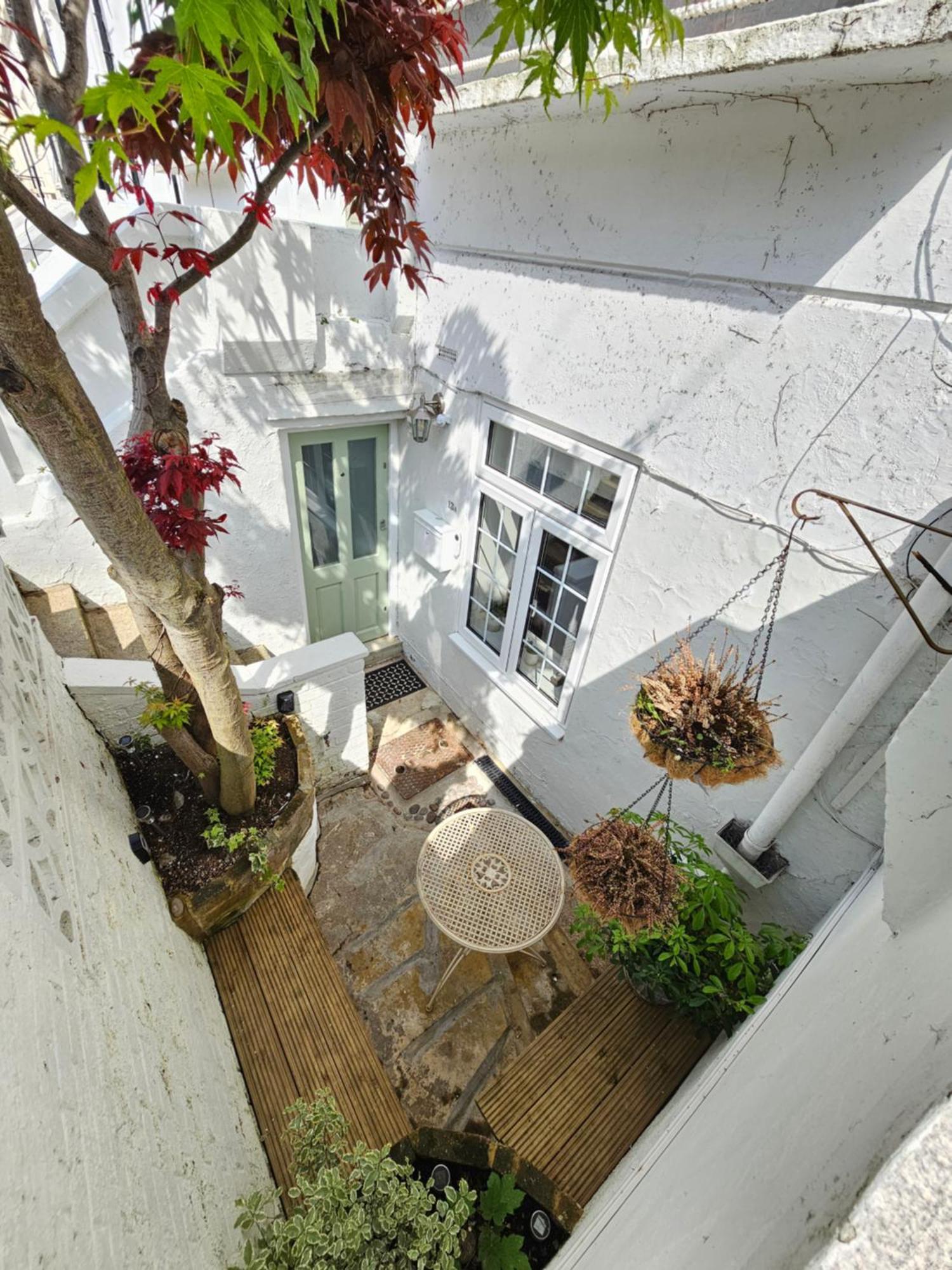 Apartment Spacious & Renovated 1-Bed Garden Flat In London *