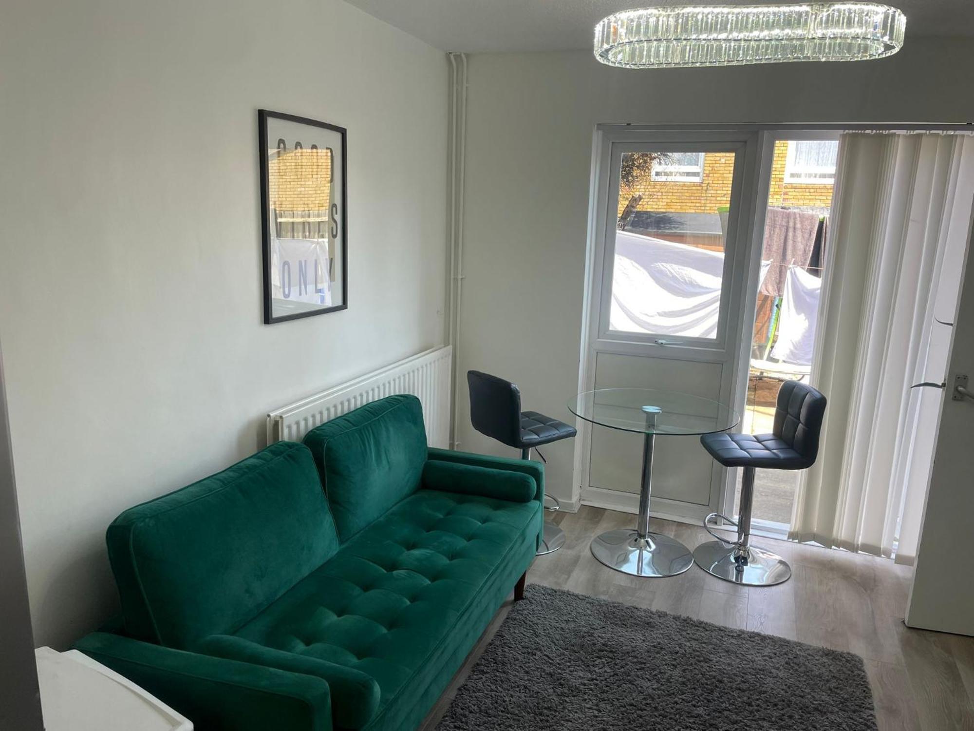 Holiday home New! 4 Bedroom House With Garden And Lawn *