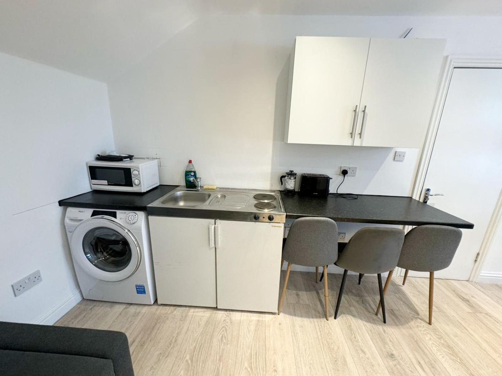 Flat C Earlsfield * London