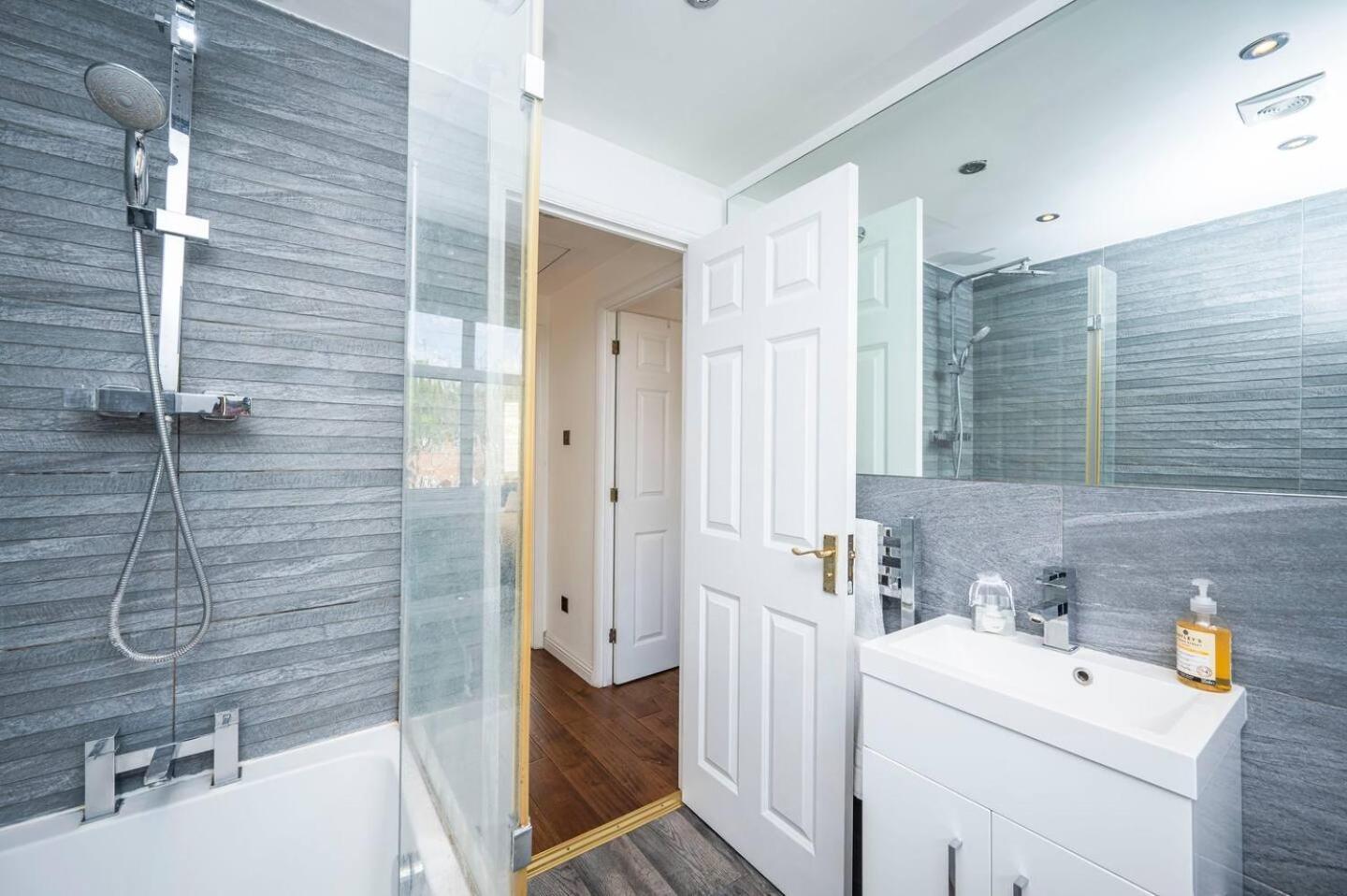 Greenwich House 10 Mins To O2 - Free Parking Pass The Keys Holiday home *