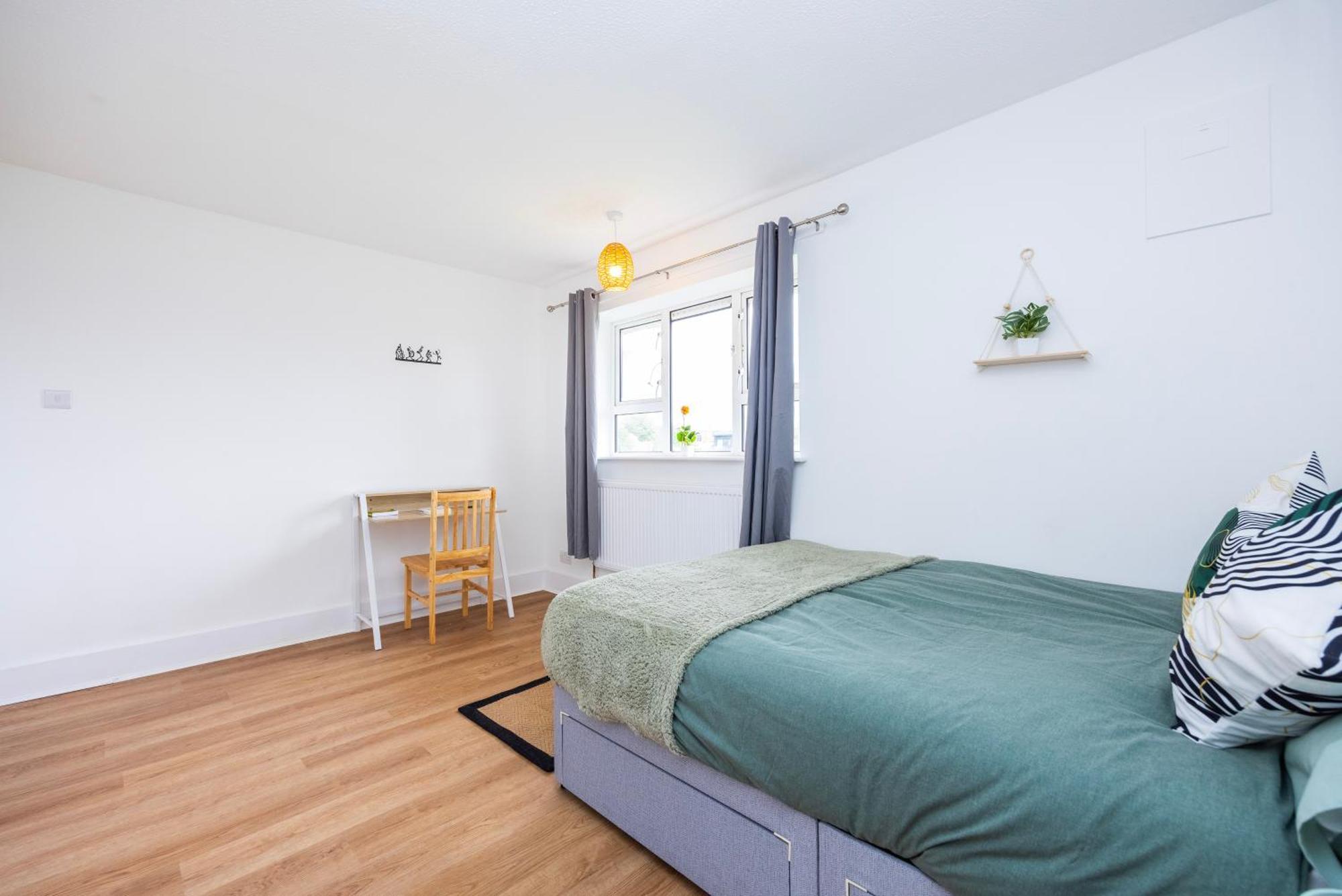 Excel O2 Stunning Large 3 Bedroom With Balcony London