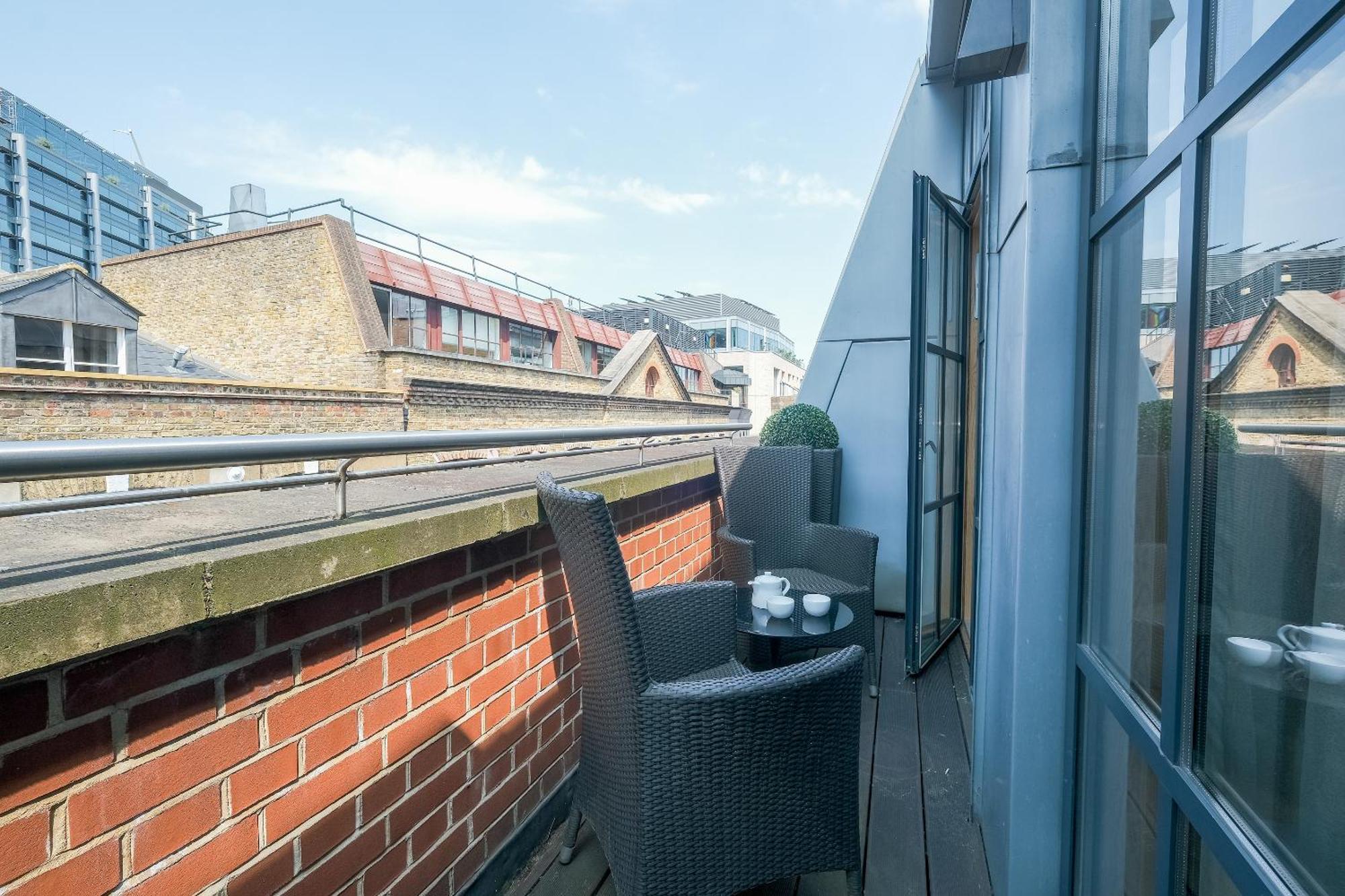 Servised On Artillery Lane Aparthotel