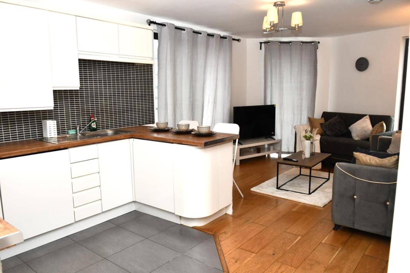 Apartment Sleeps 4 - Private Balcony - Wheelchair Accessible *