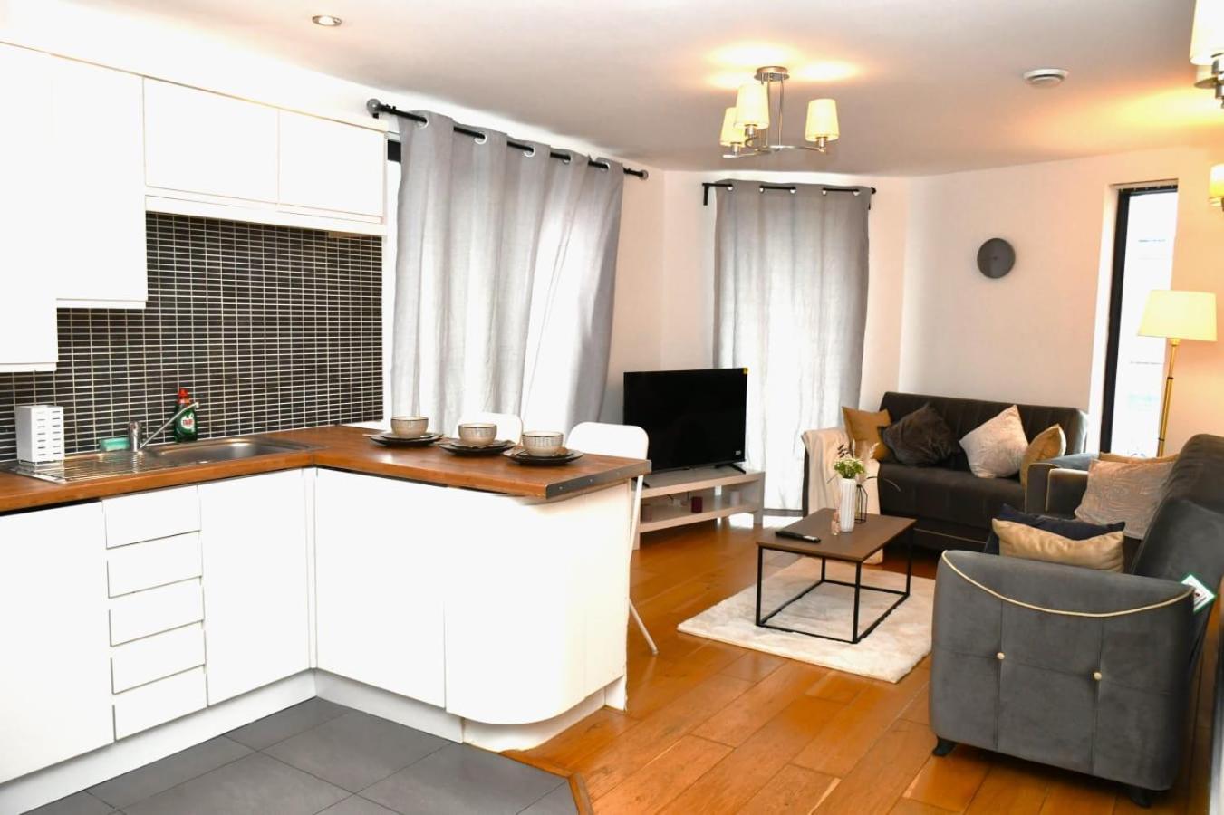Sleeps 4 - Private Balcony - Wheelchair Accessible * London