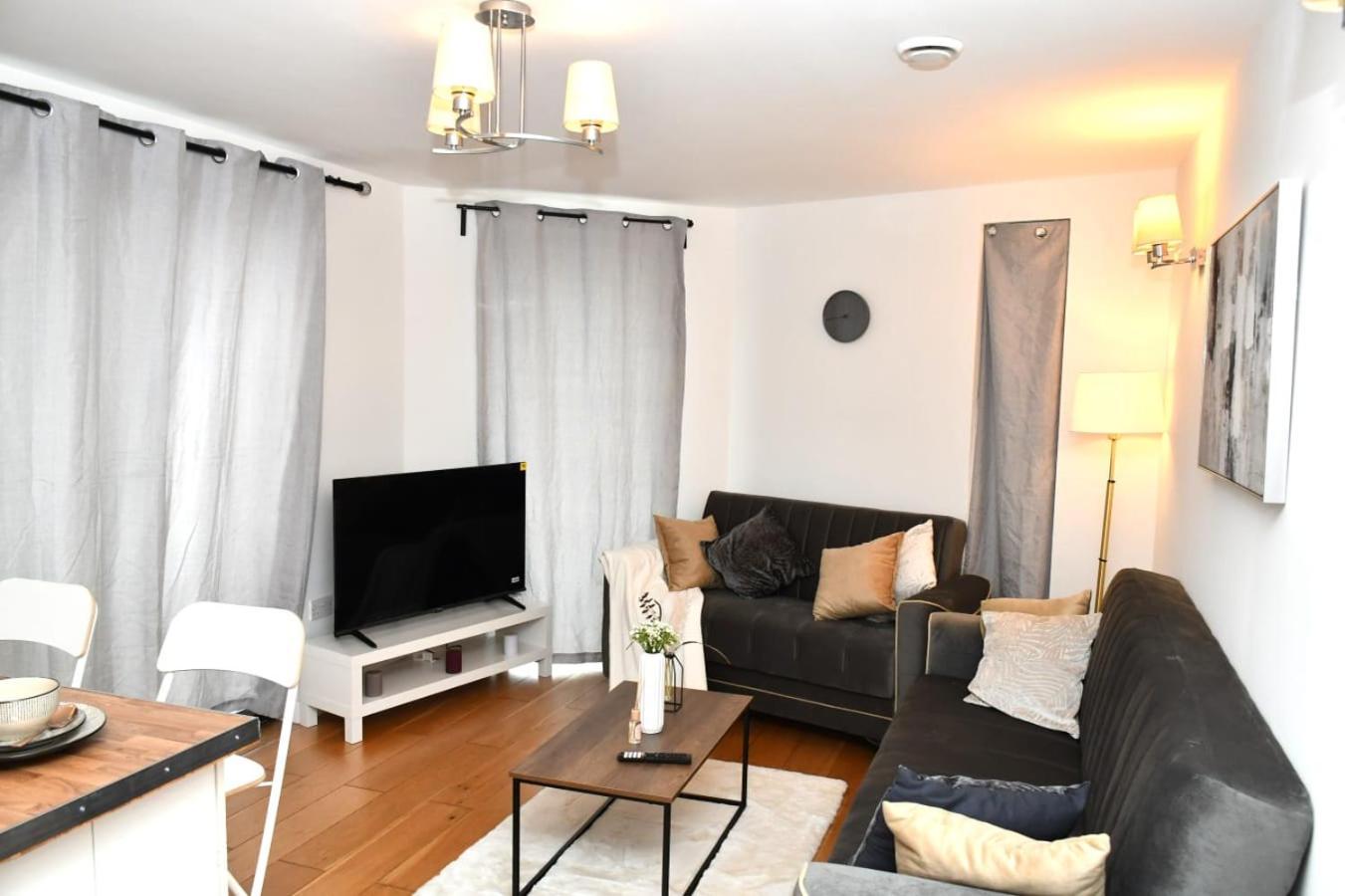 Sleeps 4 - Private Balcony - Wheelchair Accessible * London
