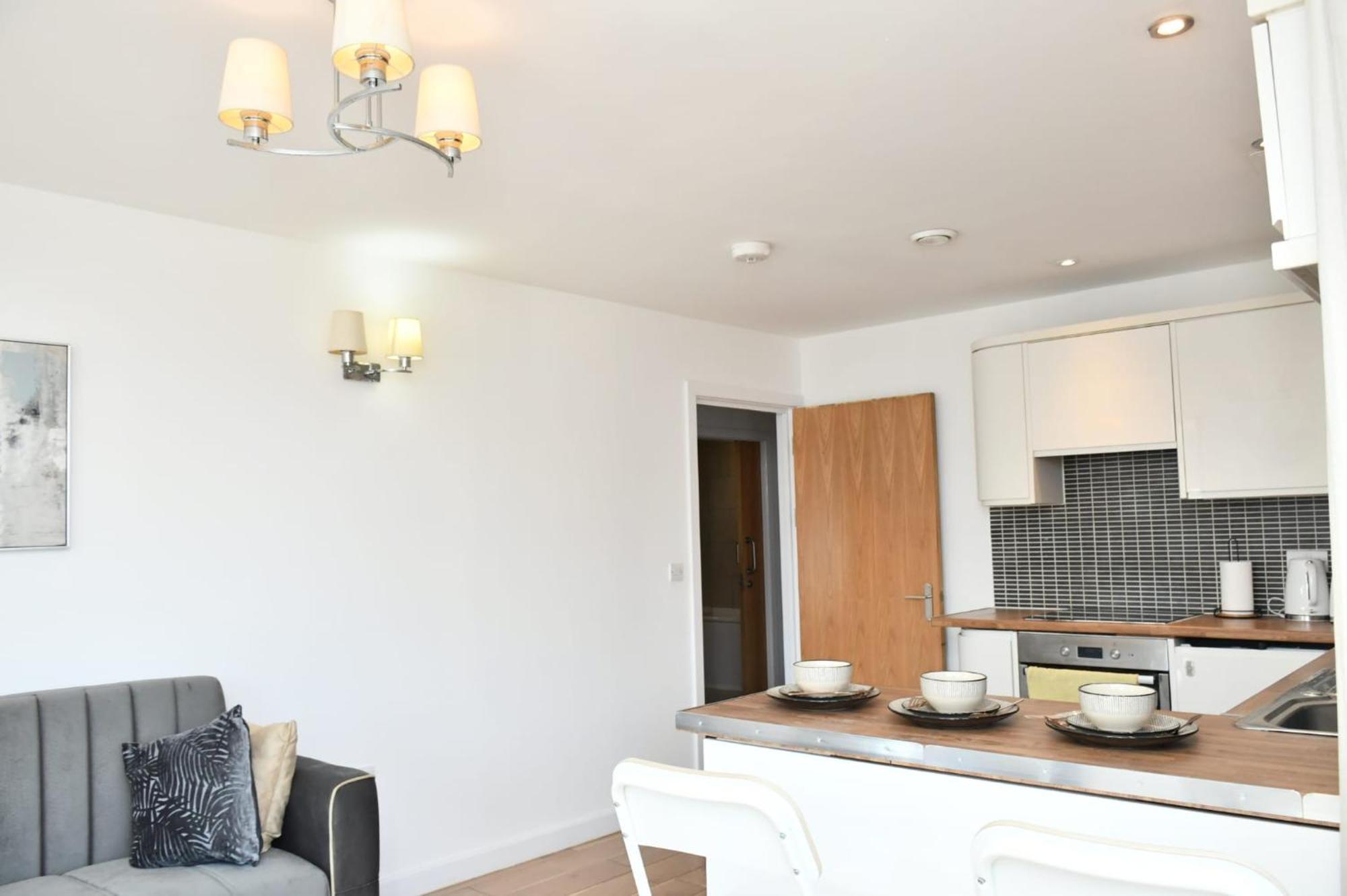 Sleeps 4 - Private Balcony - Wheelchair Accessible Apartment London