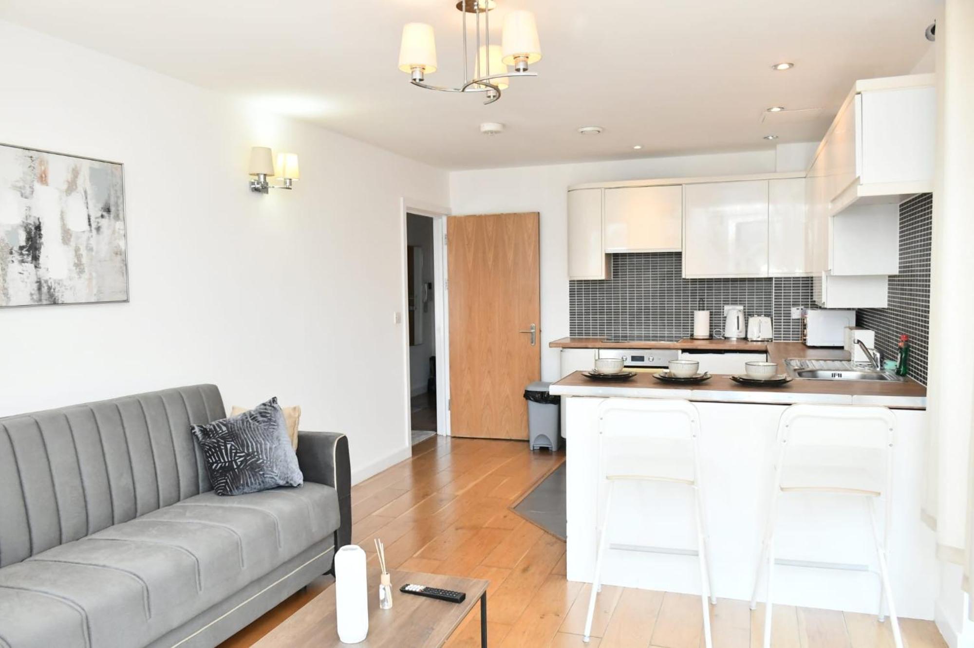 Sleeps 4 - Private Balcony - Wheelchair Accessible Apartment London