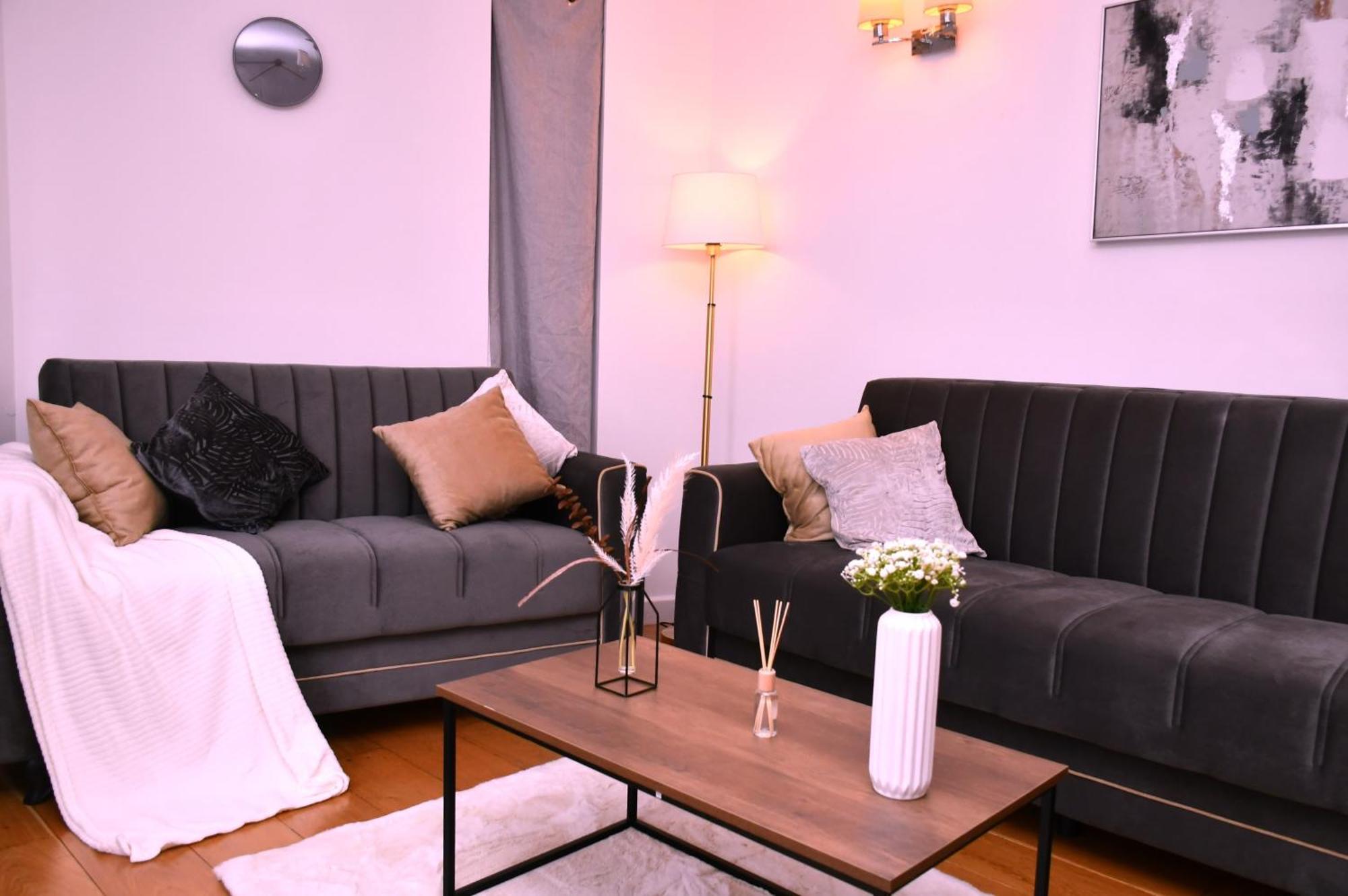 Apartment Sleeps 4 - Private Balcony - Wheelchair Accessible *