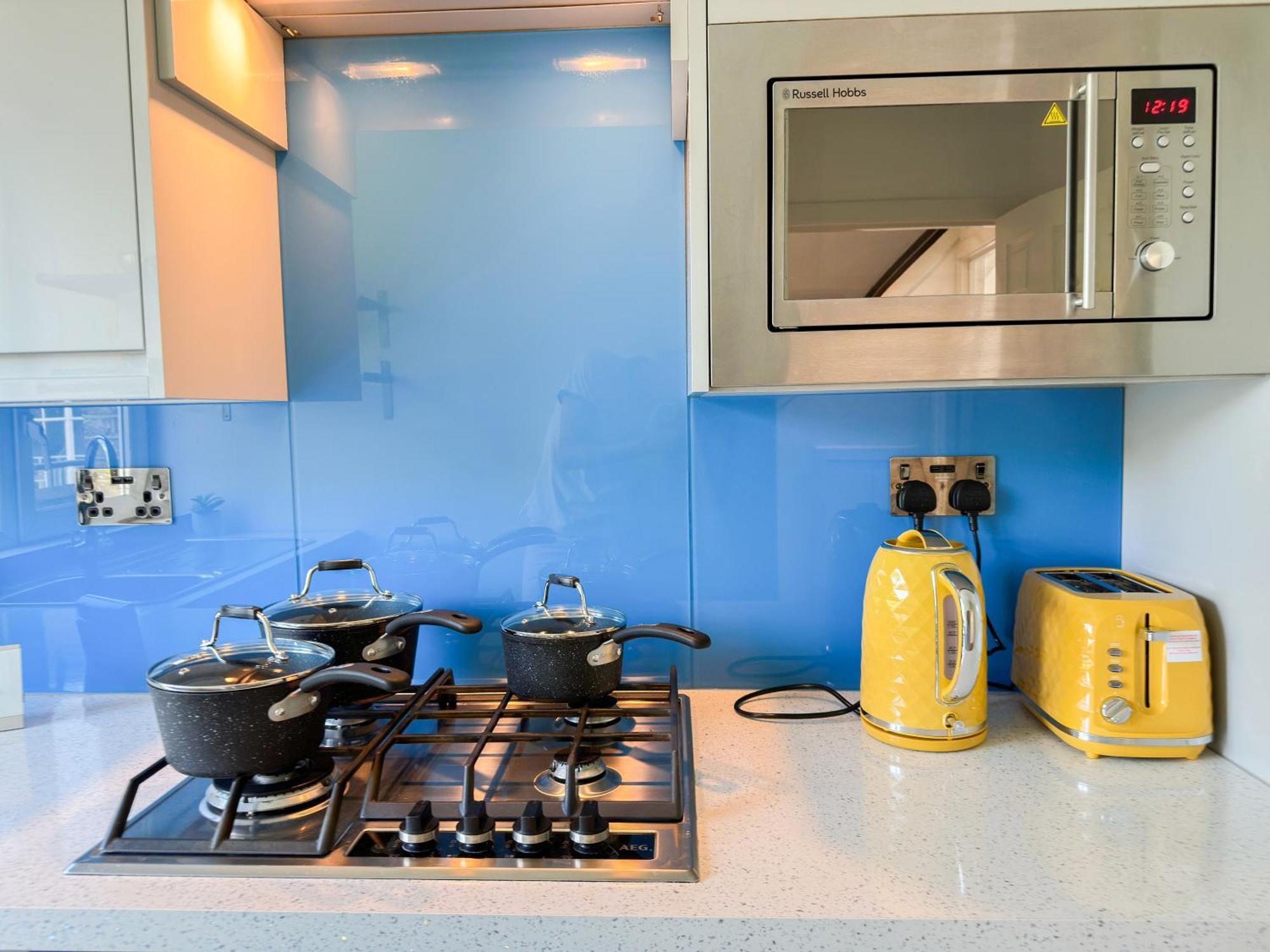 Charming 2-bedroom Flat With Private Balcony Near Islington Station, Canonbury * Londen