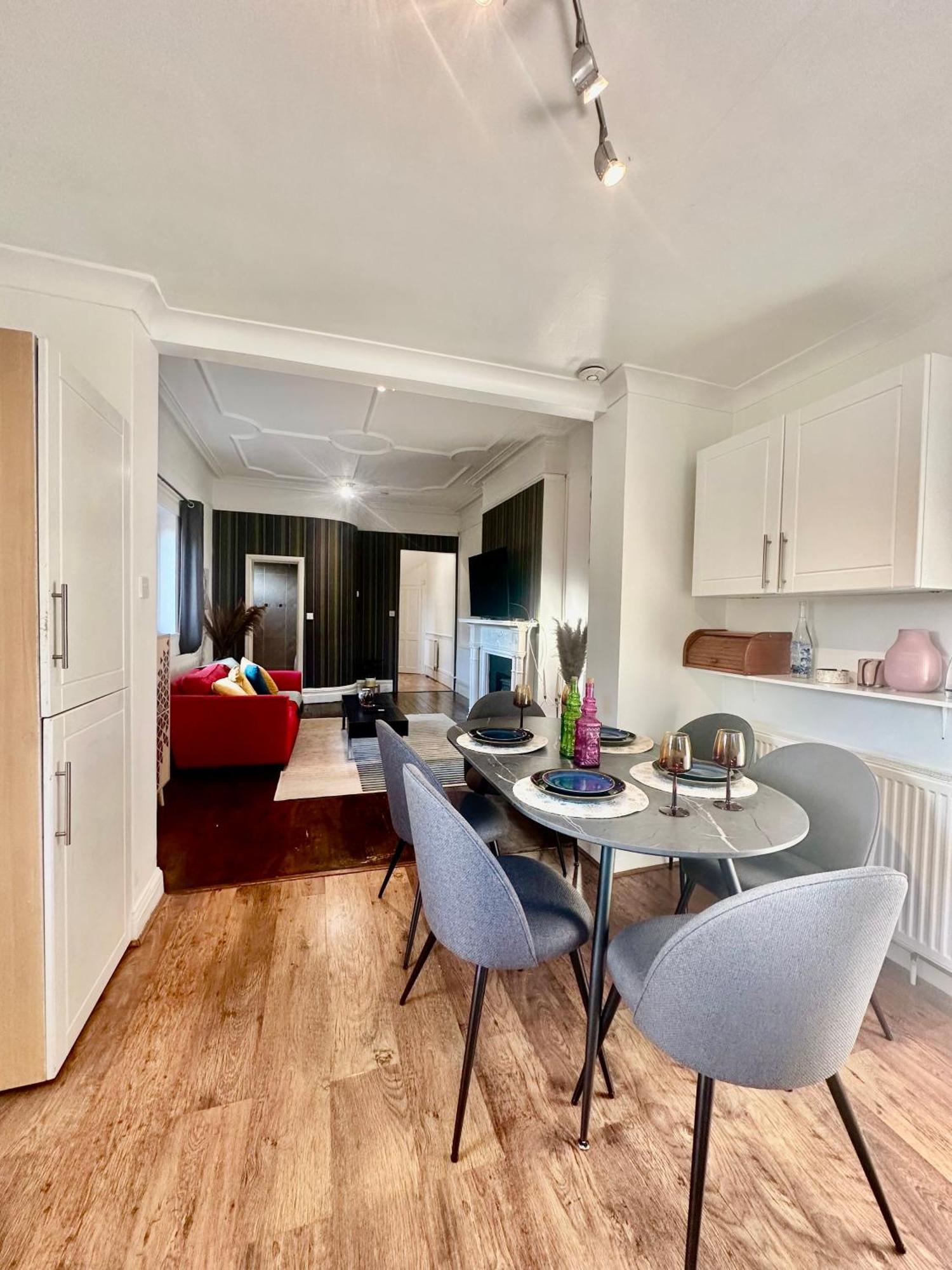 Lovely 2-3 Bedroom Flat In Appartement *