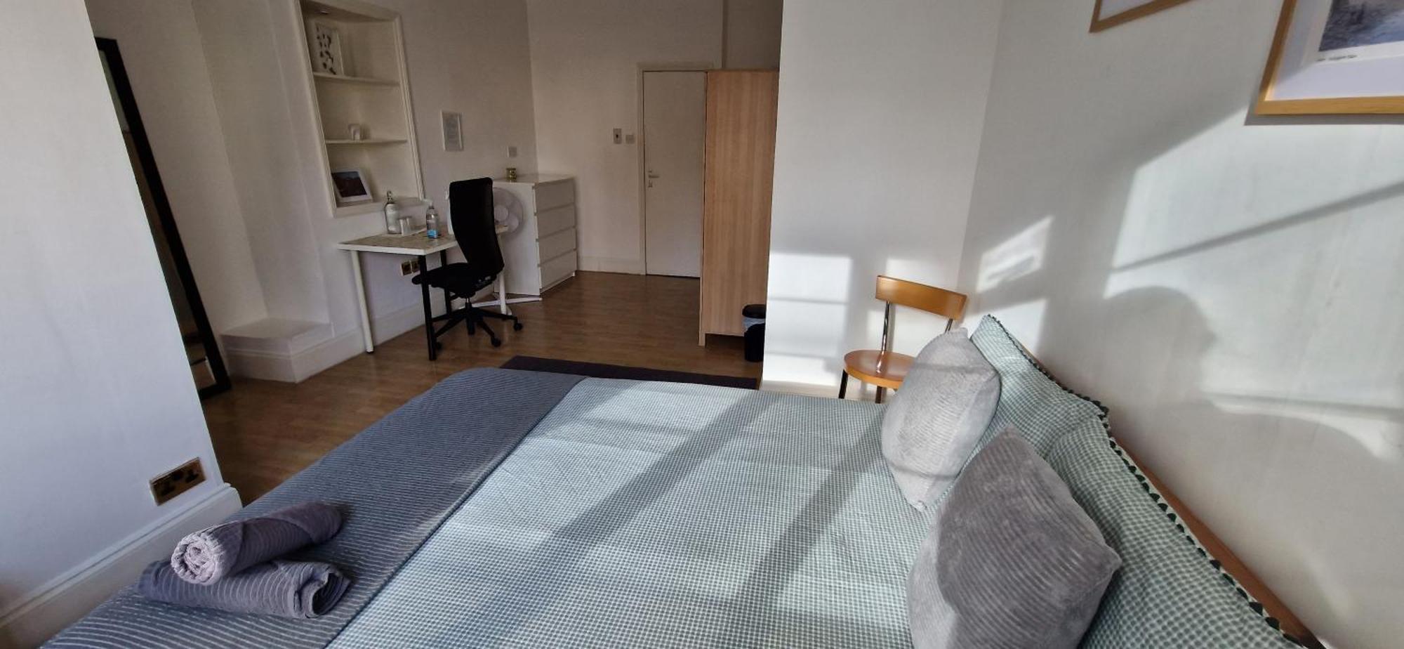 Affordable In Shared Flat, Bridge Habitación en casa particular Londres
