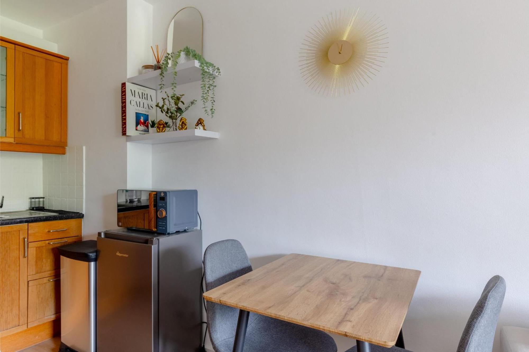 Refurbished Kensington With Balcony Near Tube * London