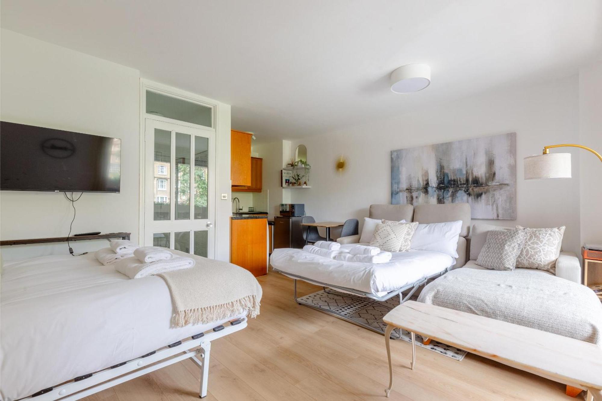 Refurbished Kensington With Balcony Near Tube Apartment London