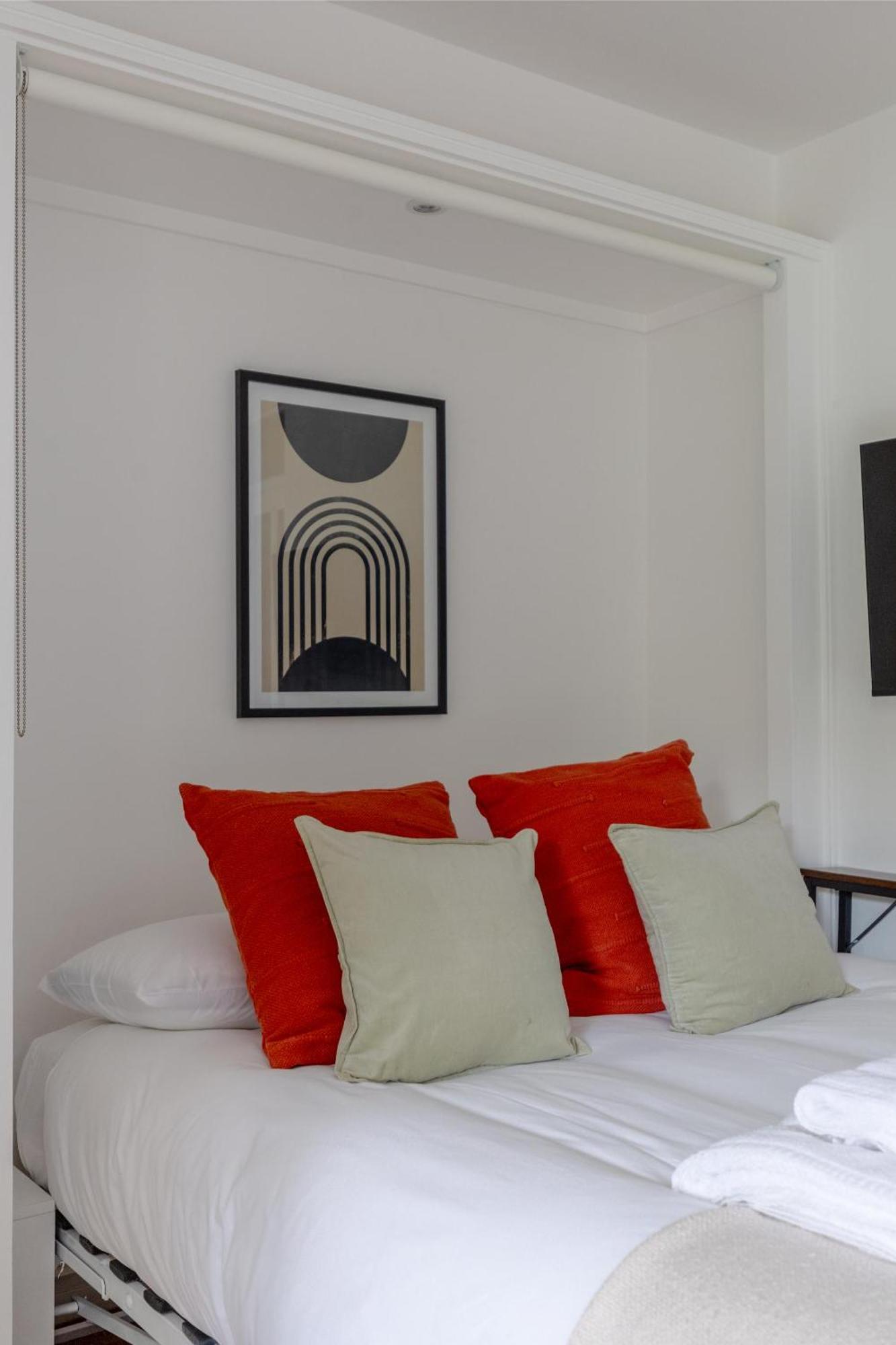 Refurbished Kensington With Balcony Near Tube *