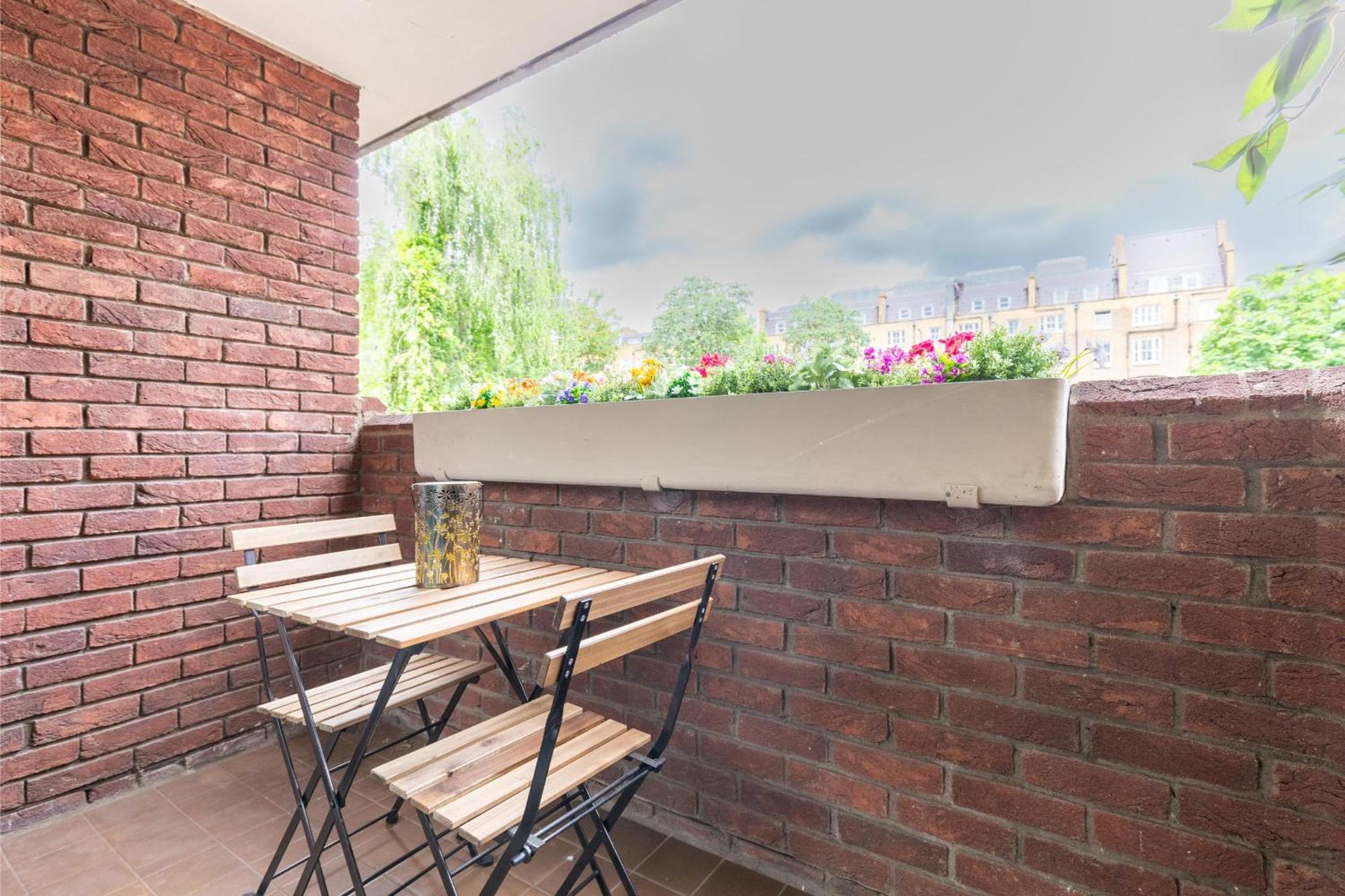 Refurbished Kensington With Balcony Near Tube Apartment