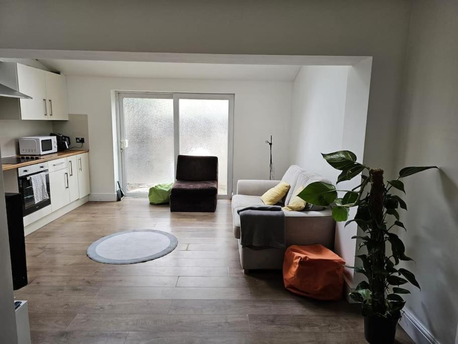 Beautiful Garden Flat Near