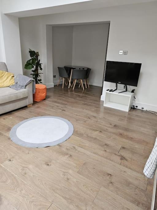 Beautiful Garden Flat Near Apartment London