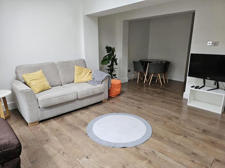 Beautiful Garden Flat Near Apartment *