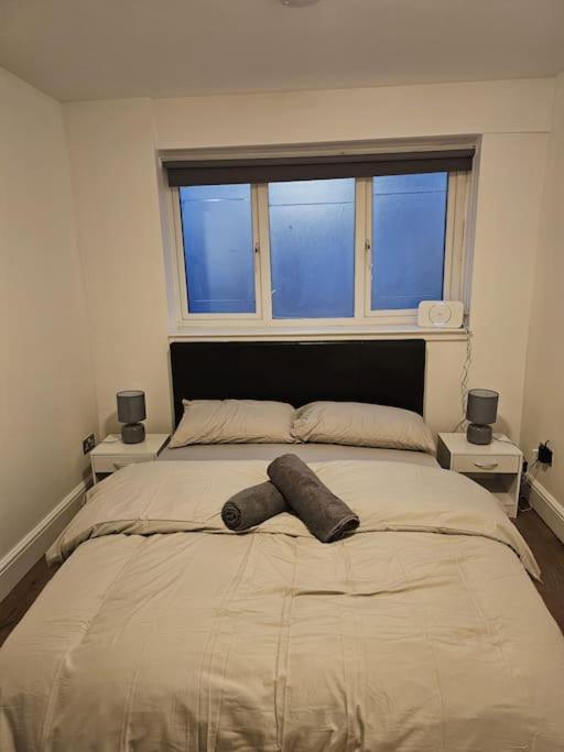 Beautiful Garden Flat Near *