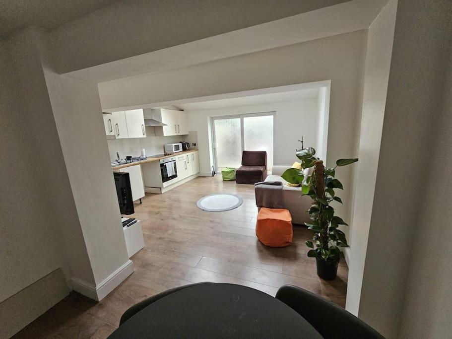 Apartment Beautiful Garden Flat Near