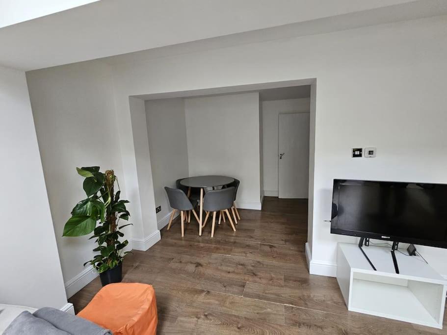 Beautiful Garden Flat Near * London