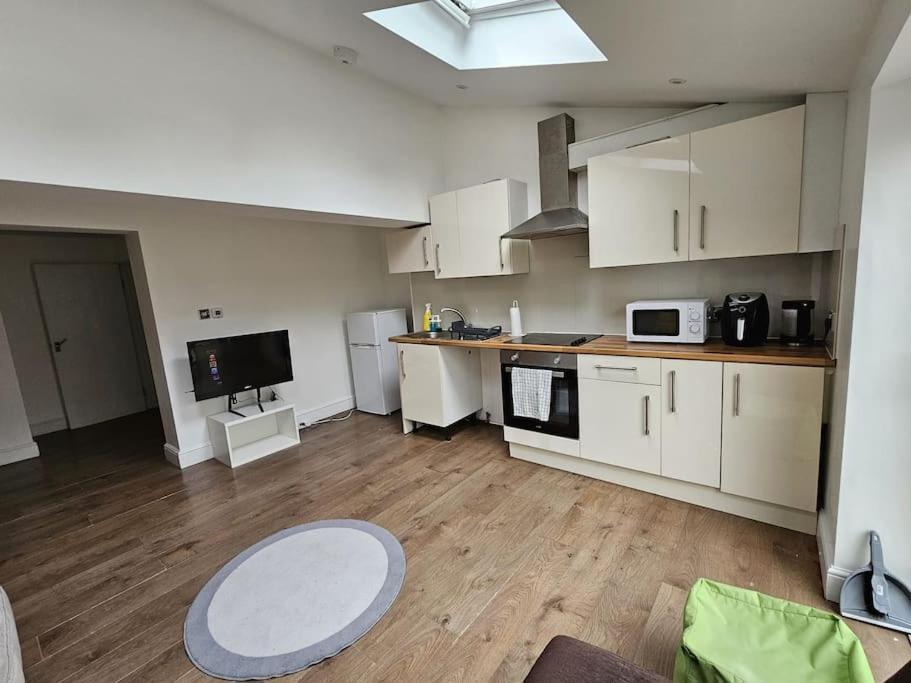 Apartment Beautiful Garden Flat Near