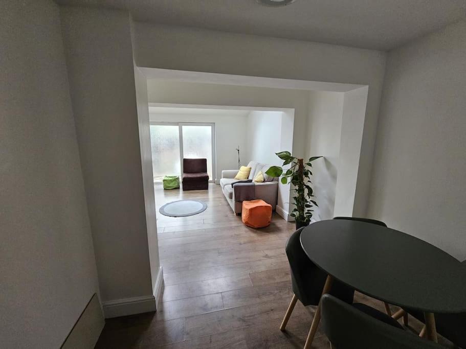 Beautiful Garden Flat Near *