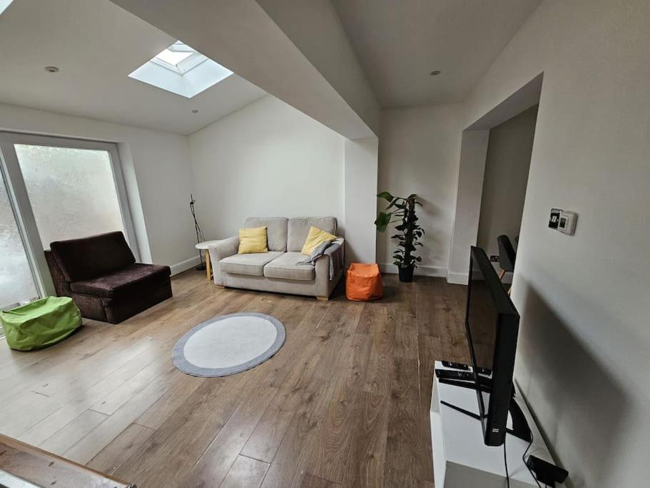 Apartment Beautiful Garden Flat Near *