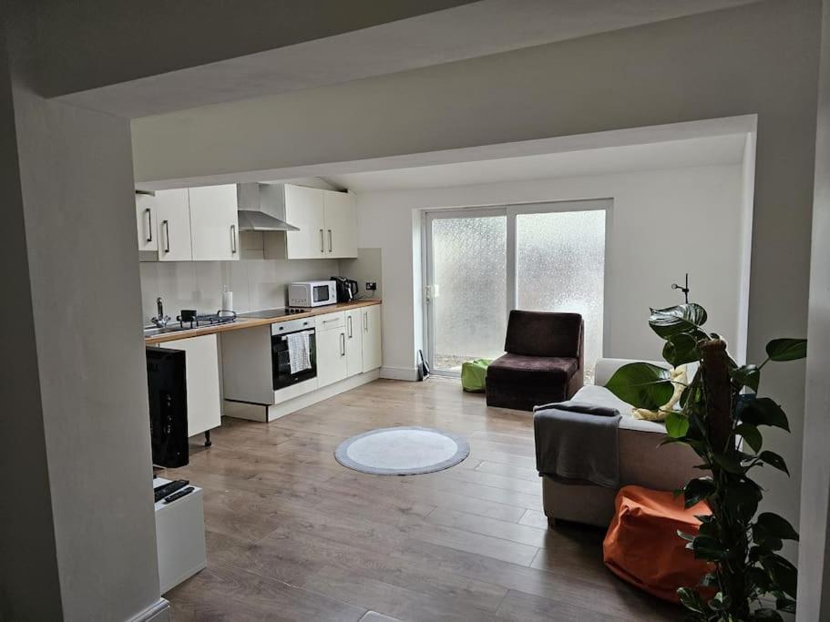 Beautiful Garden Flat Near *