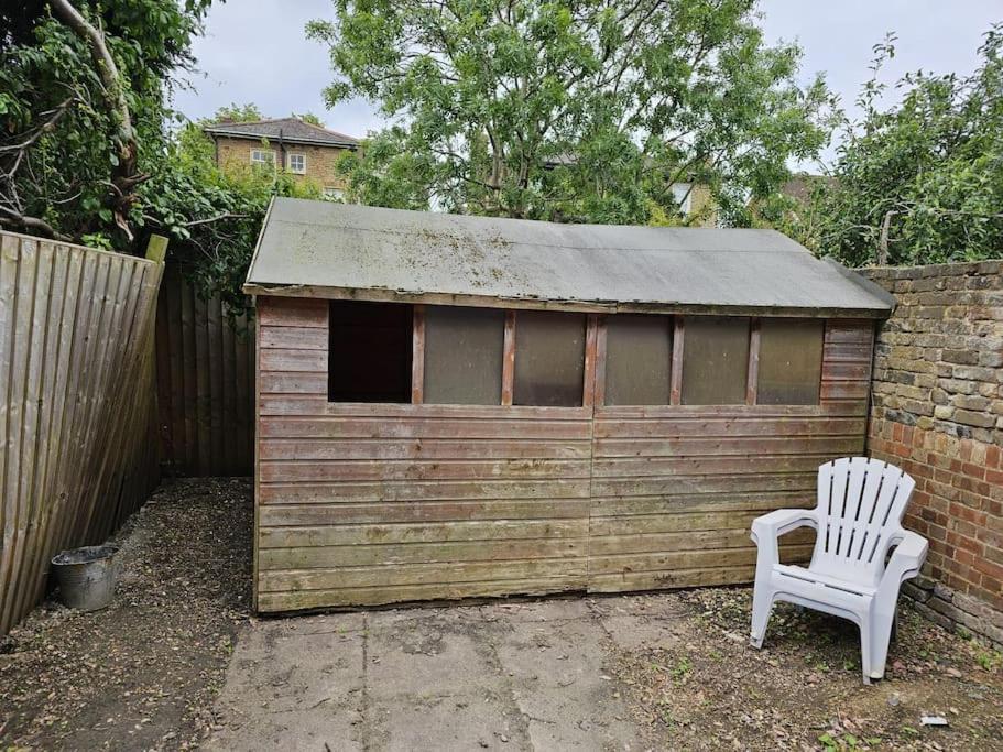 Beautiful Garden Flat Near * London