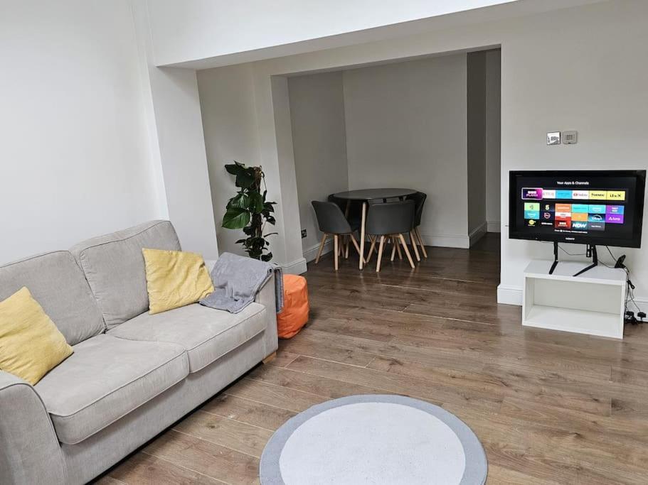 Beautiful Garden Flat Near *