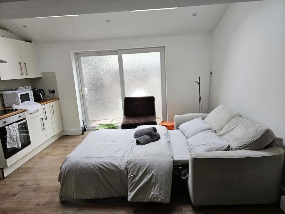 Apartment Beautiful Garden Flat Near