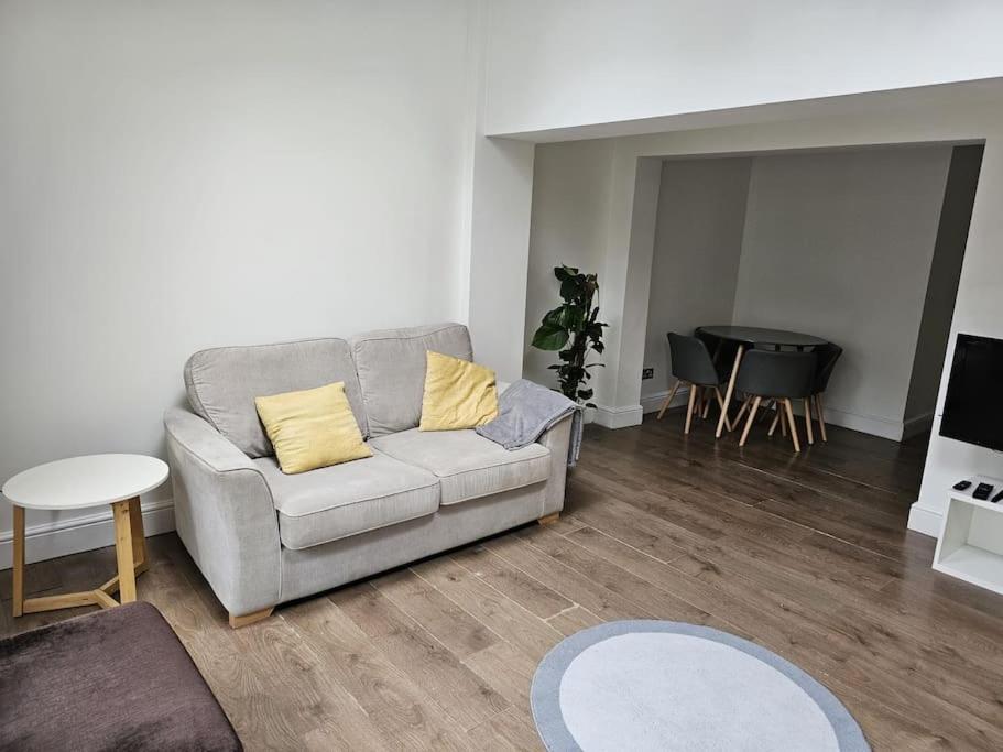 Beautiful Garden Flat Near * London