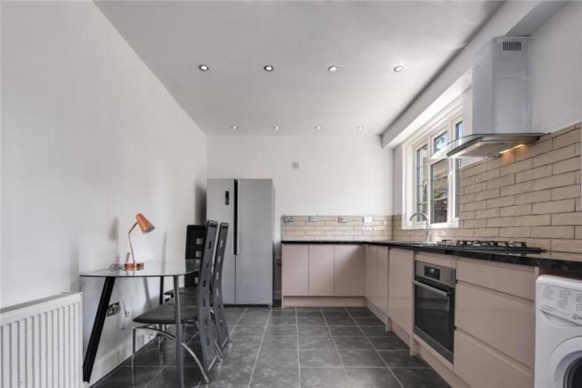 Limehouse Townhomes Modern 4-bedroom, 3-bathroom Townhome With A Private Garden