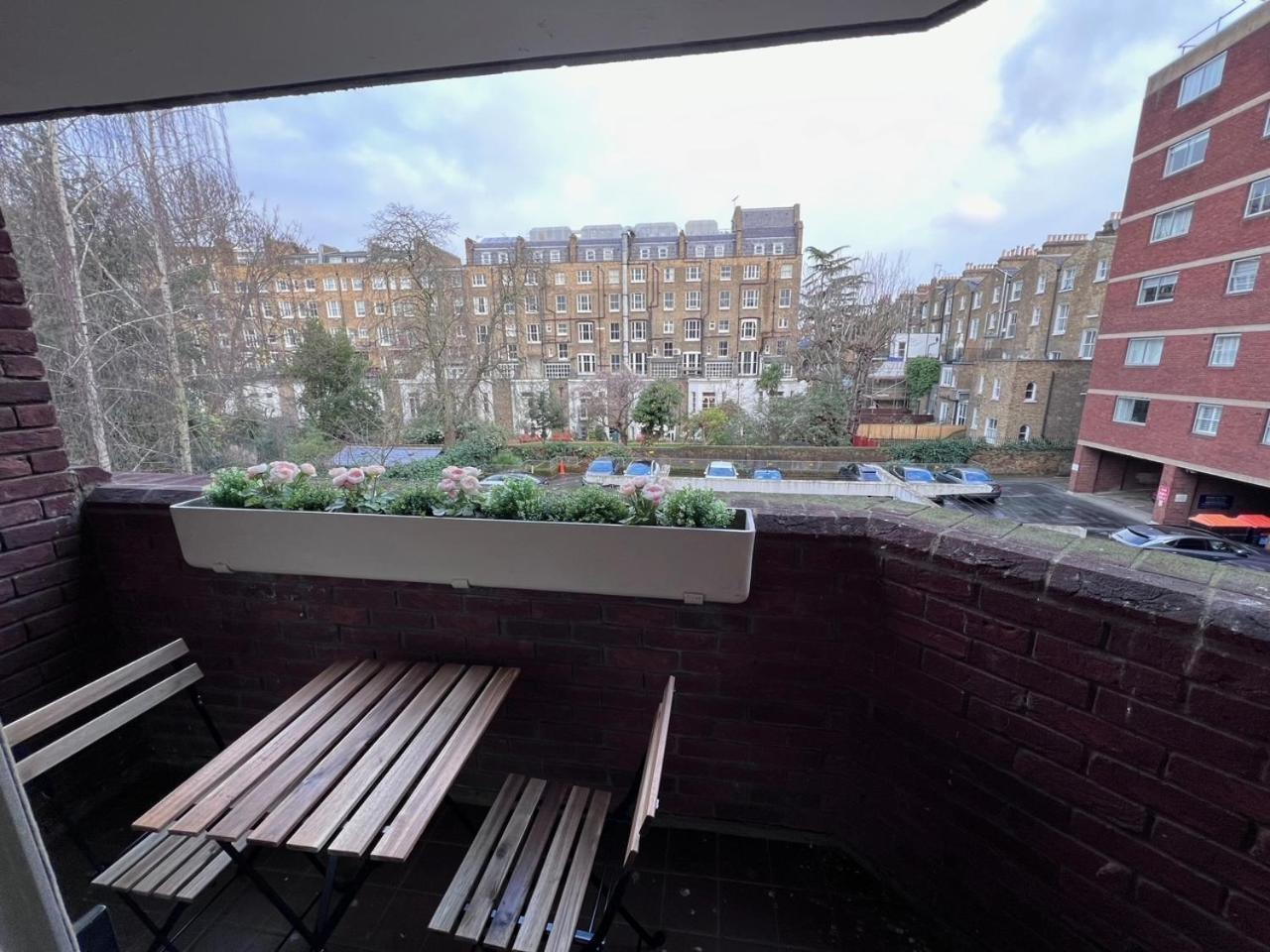 Refurbished Kensington With Balcony Near Tube London