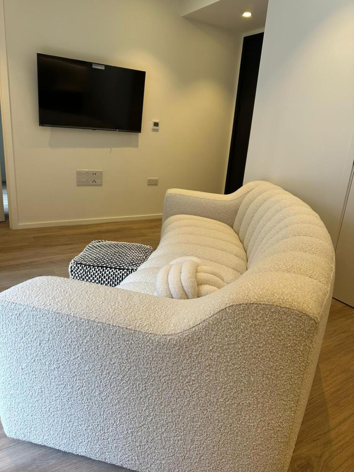 Luxurious And Cozy 1 Bedroom Flat With Netflix - Near Canary Wharf And O2 Apartment