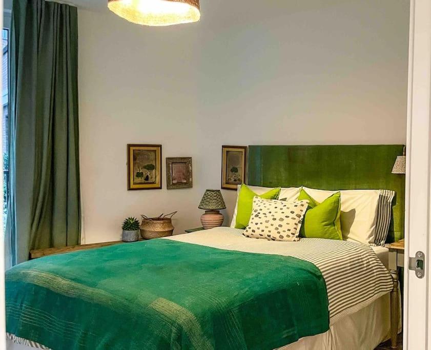 Beautiful, Quiet Flat With Patio Close To Metro Apartment London