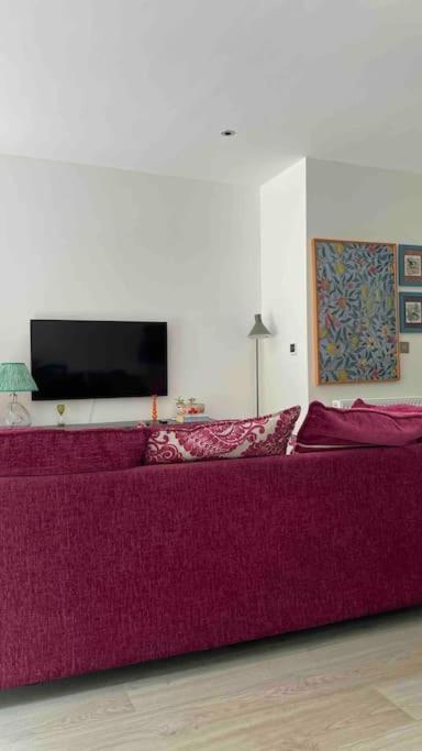Beautiful, Quiet Flat With Patio Close To Metro London