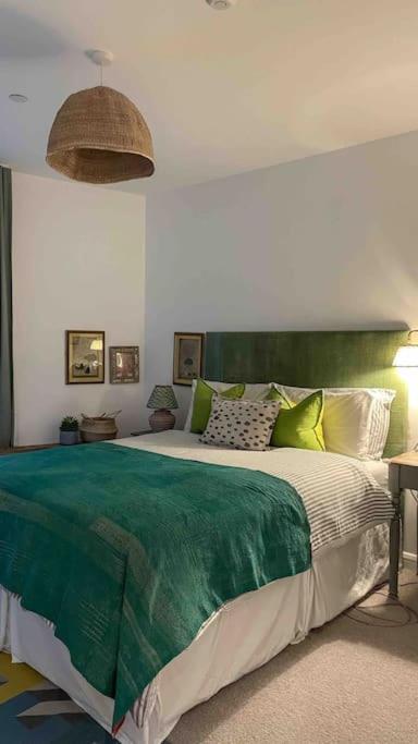 Beautiful, Quiet Flat With Patio Close To Metro Apartment London